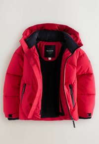 Chaqueta de plumas roja con capucha desmontable, bolsillos laterales con cremallera, interior azul marino y etiqueta de marca negra. Presenta una textura acolchada y un diseño acolchado.