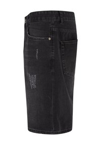 Črna denim krila z oprijeto obliko, ki ima raztrgane detajle in zadnje žepe. Tkanina ima gladko teksturo in rahel sijaj.
