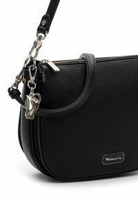Czarna, teksturowana torebka z imitacji skóry o zakrzywionym kształcie, z srebrnymi okuciami, odczepianym łańcuszkowym paskiem i małą plakietką z logo. Zapięcie na zamek błyskawiczny.