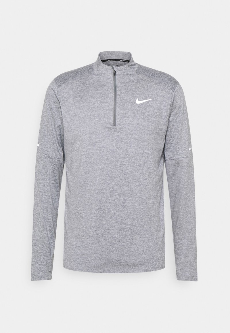 Harmaa pitkähihainen Nike-paita, jossa on neljännesvetoketjukaulus, pehmeä tekstuuri ja logo rinnassa ja hihassa, urheilullinen ja kapea muotoilu.