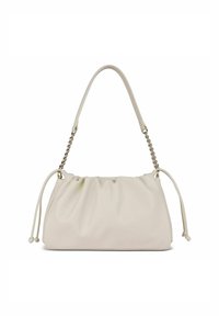 Bolso de mano color crema en material suave con un diseño recogido. Cuenta con una correa de eslabones de cadena y cierres de cordón a cada lado.