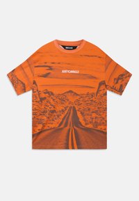Orange bomulds t-shirt med et grafisk print af en ørkenvej med bjerge, korte ærmer og rund halsudskæring. "JUST CAVALLI" logoet er inkluderet.