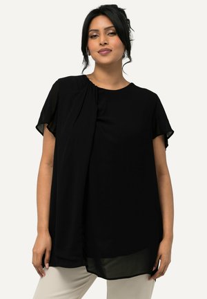 Schwarze Bluse mit kurzen Ärmeln, weichem Stoff, lockerer Schnitt, verfügt über eine drapierte Detail auf einer Seite und einen transparenten Saum.
