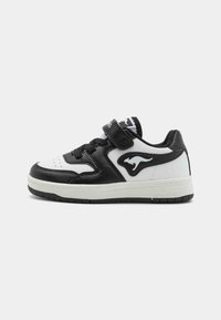 Svart og hvit sneakers laget av lær. Har borrelåsrem, teksturerte detaljer og gummisåle. Kenguru-logo på siden.