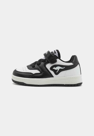 Schwarz-weiße Sneaker aus Leder. Verfügen über einen Klettverschluss, strukturierte Akzente und eine Gummisohle. Känguru-Logo an der Seite.