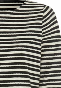 Langärmliges Oberteil mit schwarzen und weißen Streifen, das einen runden Ausschnitt und ein strukturiertes Gewebe aufweist. Die Streifen variieren in der Dicke für einen visuellen Kontrast.