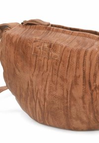 Cangurera de cuero marrón con un acabado texturizado, que presenta una tapa superior y una etiqueta. El diseño es compacto y tiene una forma curva.