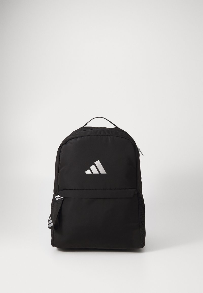 Zaino nero con tessuto liscio, forma arrotondata, tasca frontale con zip, tasca laterale in rete e logo Adidas argentato sul davanti.