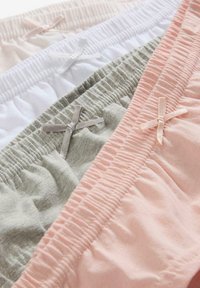 Mutandine di cotone in quattro colori: rosa chiaro, bianco, grigio e pesca, ciascuna con un elastico arricciato in vita e un piccolo fiocco decorativo sulla parte anteriore.