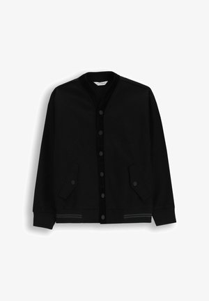 Czarna kurtka w stylu varsity z guziczkami na przodzie, dwoma bocznymi kieszeniami i ściągaczami przy mankietach. Wykonana z miękkiego materiału o gładkiej fakturze.