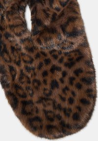 Doplňek z umělé kožešiny s leopardím potiskem v hnědé a černé barvě, který má měkký, texturovaný povrch a kruhový výřez pro snadné nošení.