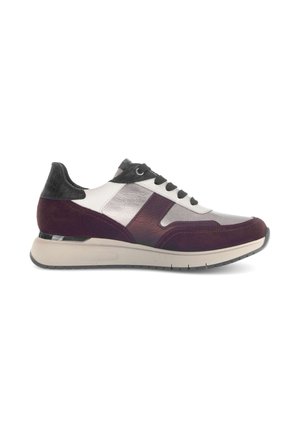 Casual sneaker met witte, bordeauxrode, zilveren en zwarte panelen, zwarte veters, textuur op de hiel en een dikke lichtbeige zool.