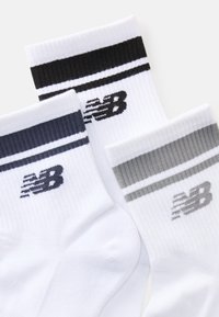 Kolm paari valgeid sportl socksi ribivarrukaidega. Igal paaril on kontrastsetes värvides triibud: must, tumesinine ja hall, ning logoga küljel.