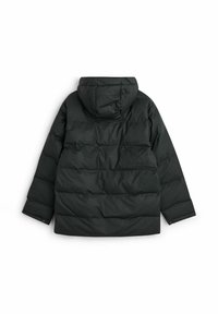 Musta puffatakki, jossa on huppu, tikattu muotoilu, pitkät hihat ja sileä, vedenkestävä kangas. Ei näkyviä sulkimia tai taskuja.