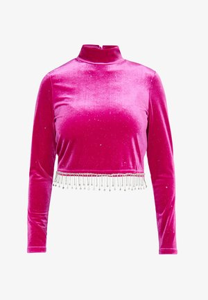 Różowy welurowy krótki top z długimi rękawami, wysokim kołnierzem i dekoracyjnymi koralikami na brzegu. Gładka tekstura z akcentami brokatu.