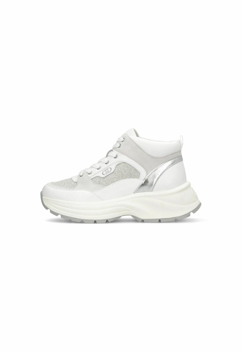 Sneaker montante blanche et argentée, dotée de matériaux en mesh et en daim, d'accents texturés, d'un système de laçage et d'une semelle épaisse et texturée.
