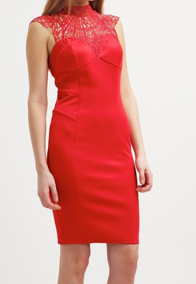 Robe rouge ajustée avec un col montant en dentelle, présentant une texture lisse et un design structuré, mettant en valeur une silhouette moulante.