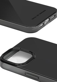Custodia nera per smartphone realizzata in materiale lucido, dotata di ritagli precisi per i pulsanti e la fotocamera, con un design liscio e elegante. Etichetta del marchio visibile.