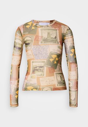 Langermet skjorte med et kreativt design av vintage frimerker og håndskrevne notater i jordfarger som beige, grønn og gul.