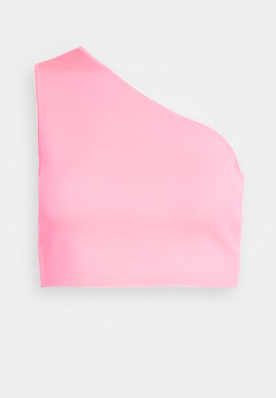 Ujevn rosa kort topp laget av elastisk stoff, med en enkelt skulderdesign og glatt tekstur.