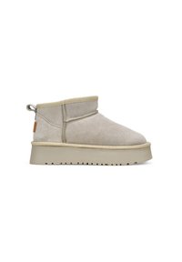 Stivaletti in suede beige alla caviglia con punta arrotondata, dettagli elastici e linguetta sul retro; suola in gomma testurizzata con grip.