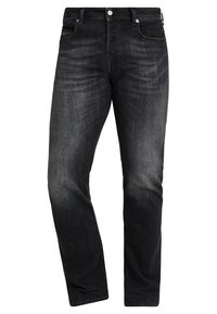 Jeans scuri in denim con design a gamba dritta. Presentano leggere sfumature, cinque tasche e una patch con il marchio sul retro.