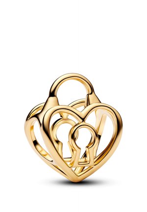 Ciondolo a forma di cuore in oro con design di lucchetti intrecciati, superfici lisce e dettagli traforati, che riflettono la luce elegantemente.