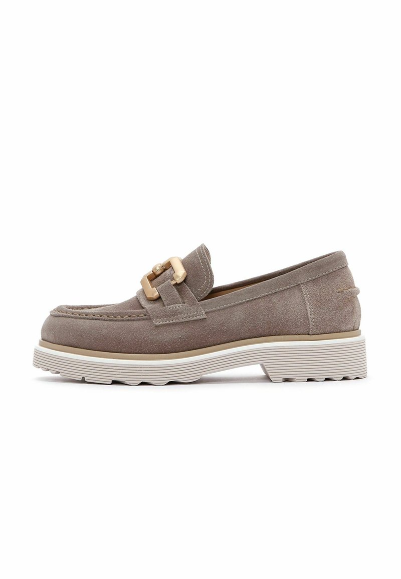 Mocassino in suede marrone chiaro con fibbia in tonalità oro e dettagli di cucitura. Presenta una suola in gomma bianca con grip testurizzato per garantire aderenza.