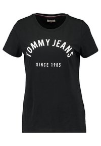 Svart bomull T-shirt med rund halsringning, korta ärmar och vit text som lyder "TOMMY JEANS SINCE 1985" i en böjd design.