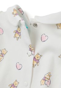 Witte baby romper met drukknoopjes, versierd met kleine Winnie the Pooh-personages en roze hartillustraties.