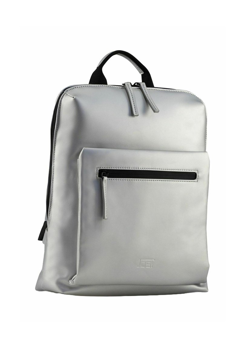 Sac à dos argenté en matériau synthétique lisse ; dispose d'une poche zippée à l'avant et de deux poignées supérieures, avec un design minimaliste.