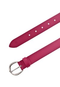 Fuchsia Ledergürtel mit glatter Textur, gleichmäßig verteilten Löchern, einer silbernen Metallschnalle und einem zulaufenden Ende.