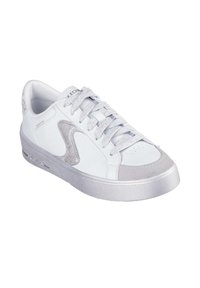Zapatilla deportiva blanca con acentos plateados, que presenta una parte superior de cuero liso, un logotipo texturizado en el lateral y una suela de goma con un borde texturizado.