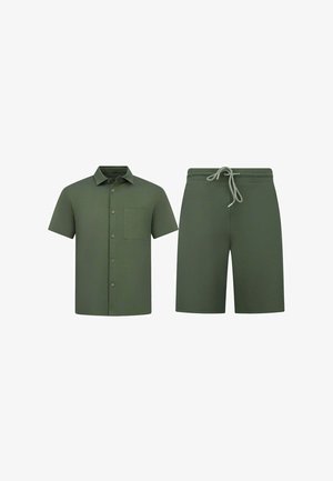 Overhemd met korte mouwen, knopen en borstzakje, en shorts met trekkoord in bijpassende olijfgroene kleur.