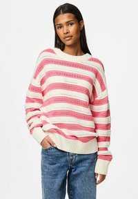 Pull en maille rayé avec des bandes alternées de rose et de blanc, doté d'un col rond côtelé et d'un ourlet, et offrant une coupe décontractée et ample.