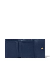 Portafoglio in pelle blu navy con finitura testurizzata. Presenta più scomparti per carte e una chiusura a scatto dorata. Forma rettangolare compatta.