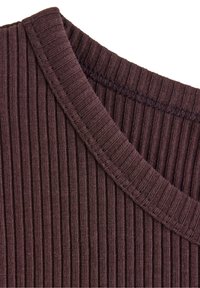 Top a coste di colore viola scuro, con scollatura tonda e texture, arricchito da dettagli di cucitura visibili lungo i bordi.