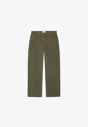 Olivgrüne Cargo-Hose mit geradem Bein, zwei großen Seitentaschen und klassischer Fünf-Taschen-Optik. Hergestellt aus strapazierfähigem Baumwollmaterial.
