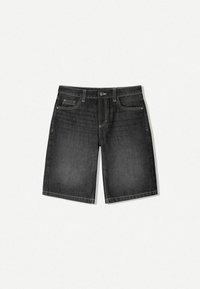 Mustat suorat denim-shortsit, joissa on viiden taskun malli ja kontrastisaumaukset. Niissä on nappisuljenta ja siisti viimeistely.