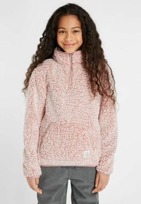 Helles rosa Fleece-Pullover mit halbem Reißverschluss, strukturiertem Oberflächenmaterial, seitlichen Taschen und einem weißen Logofähnchen am Saum. Rundhalsausschnitt und lange Ärmel.