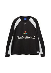 Schwarzer Langarm-Sweater mit weißen Akzenten, der ein großes "PlayStation 2"-Logo und ein buntes Markenemblem auf der Vorderseite trägt.
