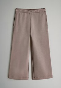 Pantalones cortos de pierna ancha en color malva claro, fabricados en un tejido suave, con cinturilla elástica y dos bolsillos laterales. Textura suave con costuras limpias.