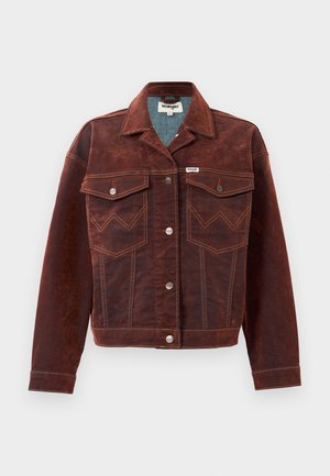 Bruine denim jas met twee borstzakken, contrasterende stiksels en een overhemdkraag. Voorzien van metalen knopen en een licht gestructureerde afwerking.