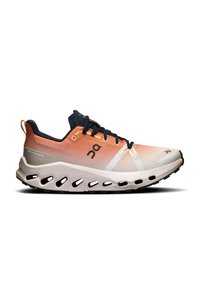 Scarpa sportiva con una gradazione di colore dall'arancione al bianco, tomaia in rete, lacci neri e una suola spessa a motivo ondulato con ritagli.