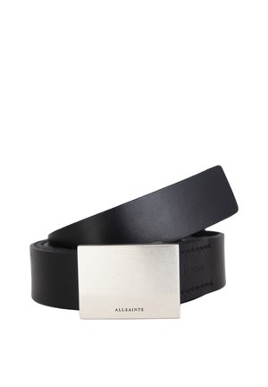 Zwarte leren riem met een rechthoekige zilveren gesp met de gravure "ALLSAINTS", opgerold en getoond tegen een witte achtergrond.