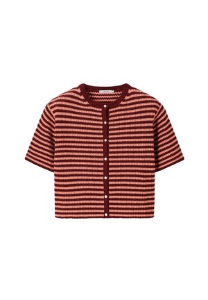 Cardigan tricoté à manches courtes avec des rayures horizontales bordeaux et roses, col rond, et fermeture à boutons perle à l'avant.