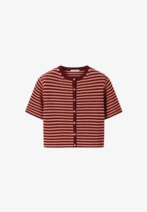 Cardigan tricoté à manches courtes avec des rayures horizontales bordeaux et roses, col rond, et fermeture à boutons perle à l'avant.