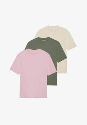 Três t-shirts de manga curta em rosa claro, verde-azeitona e creme. Feitas de tecido suave com gola redonda e ajuste descontraído.