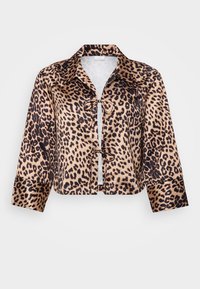 Casaco cropped em estampa de leopardo, com tecido de cetim brilhante, gola clássica, mangas longas e fechamento frontal com laço.