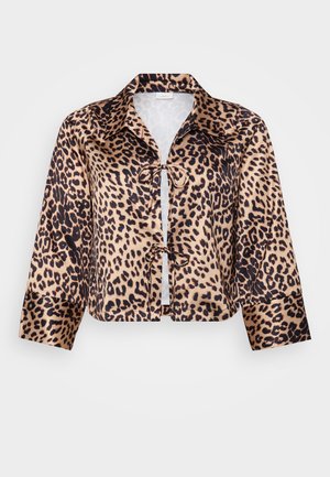 Jakna s uzorkom leoparda, skraćena, od sjajne satenske tkanine, klasičnog kragne, dugih rukava i zatvaranja s prednjim čvorom.